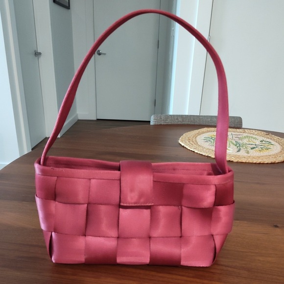 Harveys Handbags - Harveys The Original Seatbelt Bag Woven Baguette Shoulder Bag Pink Raspberry
